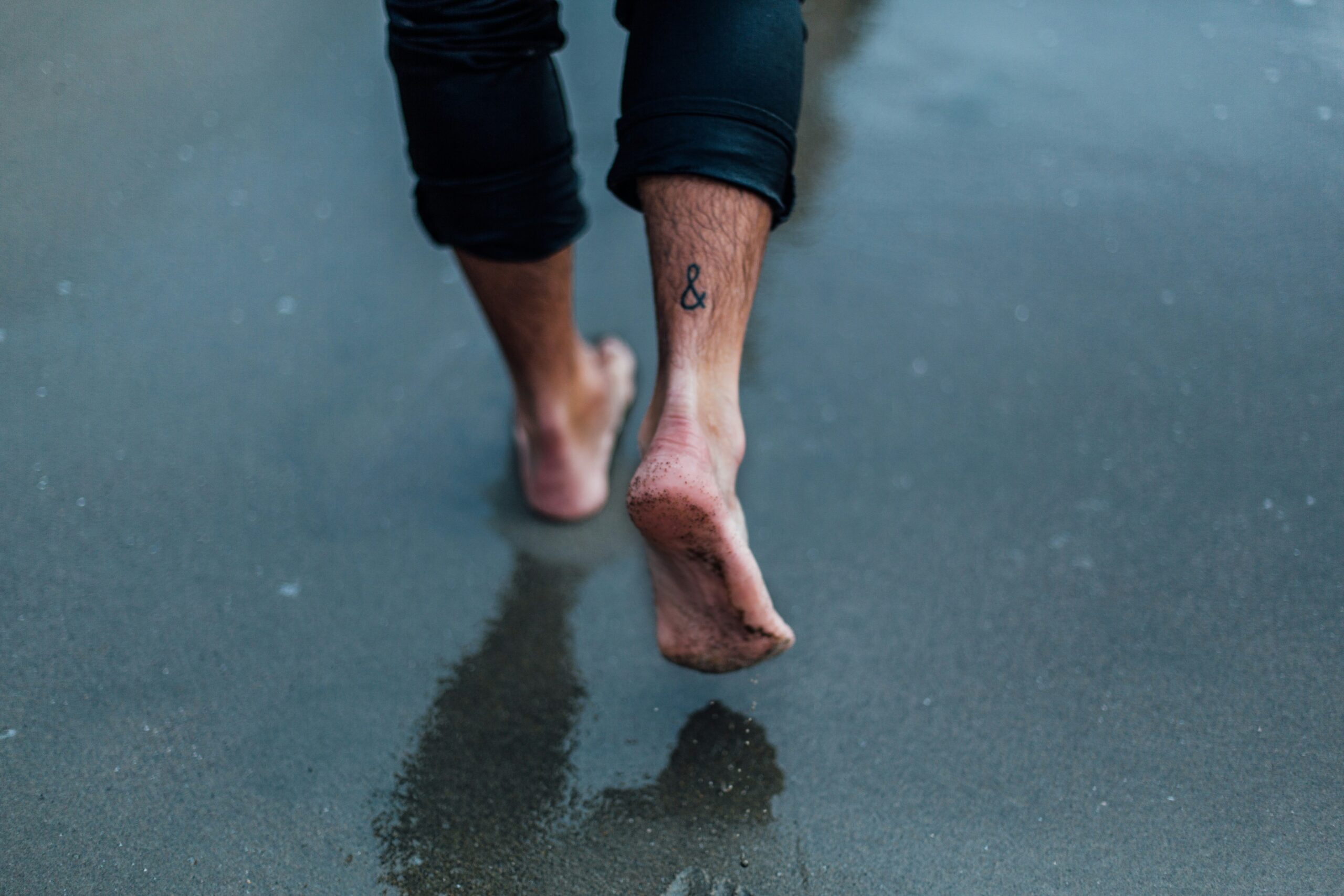 Comparison chart showing pros and cons of using numbing cream for tattoos