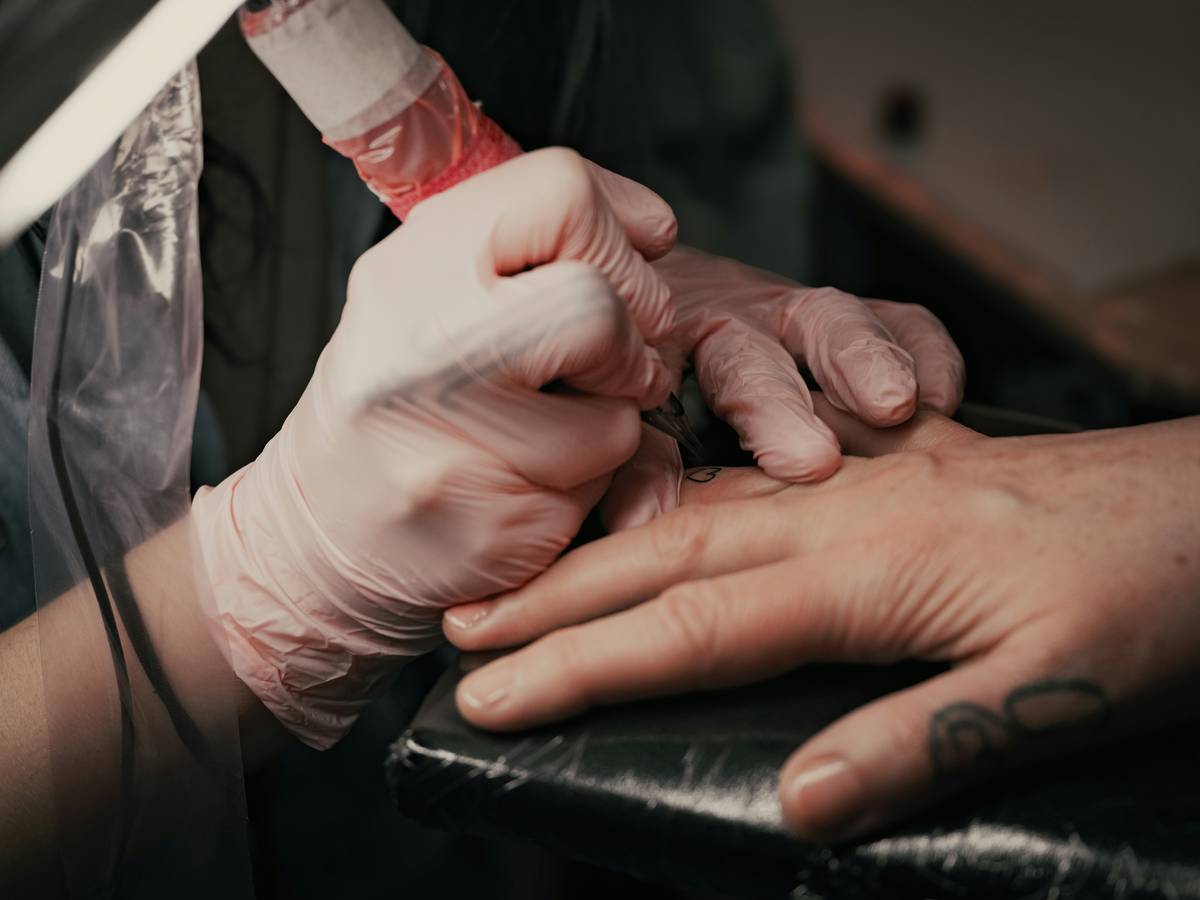 Infographic detailing each step of washing a gaming tattoo properly.