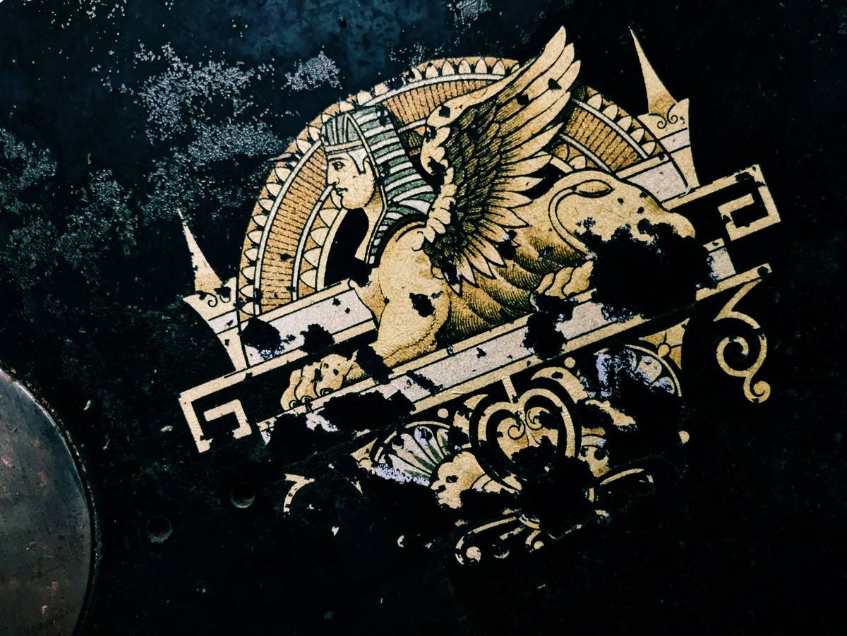 Infographic showing four stages of gaming tattoo healing: Days 1-3 (oozing), Days 4-7 (onset of peeling), Days 8-14 (active flaking), Days 15-30 (maturation). Includes icons of popular gaming symbols like Pac-Man, Triforce, and controller buttons.