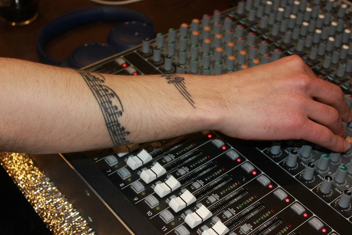 Infographic showing how sleep loss, stress, and dehydration impair tattoo healing in gamers vs. non-gamers