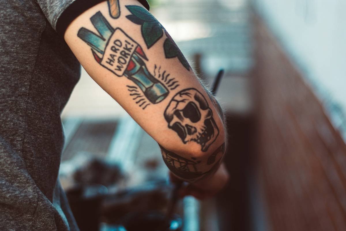 Infographic comparing authentic vs. superficial cyberpunk tattoo elements: biomechanical shading vs flat neon, narrative depth vs decorative grids