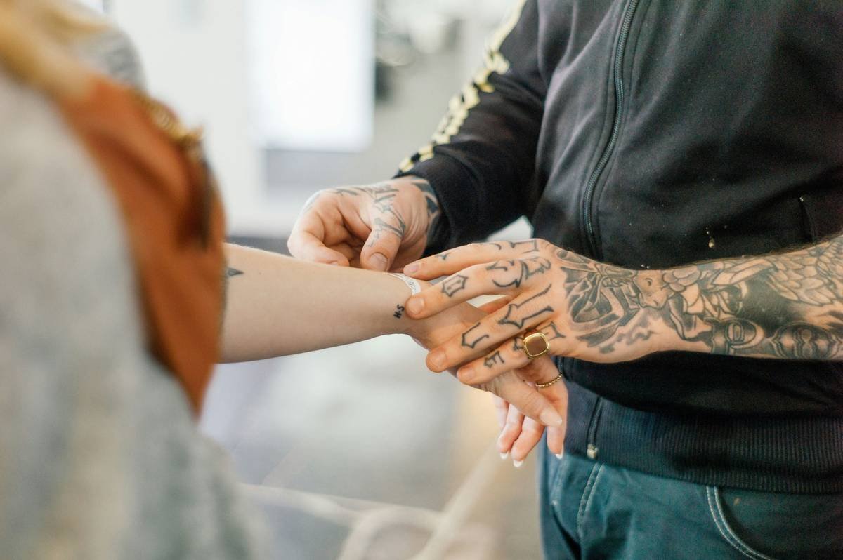 Infographic showing how sensitive skin reacts to common tattoo aftercare ingredients like fragrance, alcohol, and petroleum—highlighting safe alternatives for gamers